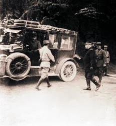 Französische Offiziere und Fahrzeug