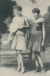 Kleider aus Holzstreifen, um 1935