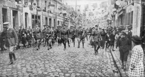 General Currie und kanadische Truppen marschieren durch eine befreite Stadt