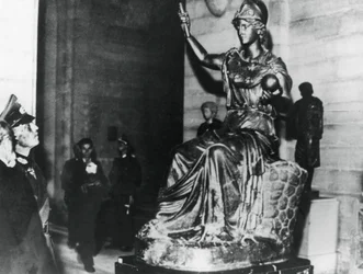 Deutscher Feldmarschall von Rundstedt besucht den Louvre, besetztes Paris, Oktober 1940