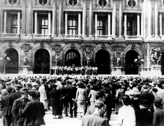 Deutsche Militärkapelle gibt ein Konzert, besetztes Paris, 1940-1944