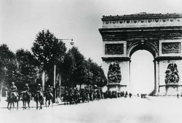 Deutsche Soldaten marschieren durch Paris, 14. Juni 1940
