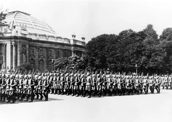 Deutsche Truppen paradieren vor dem deutschen Kommandanten von Paris, 8. Juli 1941
