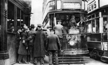 Einsteigen in eine Straßenbahn bei Blackfriars, London, 1926-1927