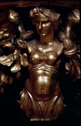 Vergoldete weibliche Figur, die einen barocken Tisch stützt, aus dem Salon des Palazzo Taverna