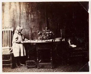 Mädchen spielt mit einer Noahs-Arche-Spielzeugset, um 1905