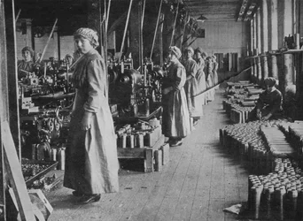 Mädchenarbeiterinnen in einer Munitionsfabrik, 1915