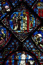 Gotische Architektur. Histoire de Charlemagne (Detail): Karl der Große wird von Konstantin I., byzantinischer Kaiser, empfangen. Glasmalerei des nördlichen Chorumgangs, Apsis. Kathedrale von Chartres.