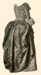 Kleid aus gelber Damastbrokat, getragen über einem blauen gesteppten Satinunterrock, ca. 1710-1730, 1937
