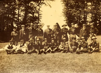 Gruppe von Männern in Uniform vor einem Tipi, Buckinghamshire, 1913