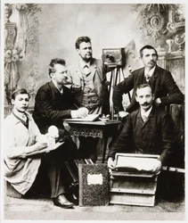 Gruppe von Fotografen und Assistenten mit Ausrüstung