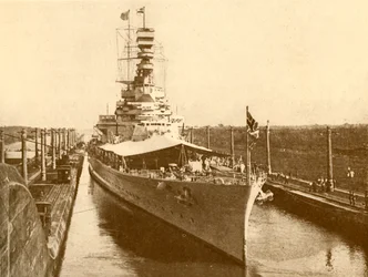 H.M.S. Renown passiert den Panamakanal mit dem Herzog und der Herzogin von York an Bord, ca. 1930