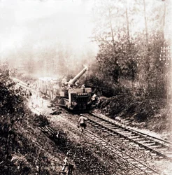 Schwere Artillerie auf Eisenbahnschienen, ca. 1914-1918