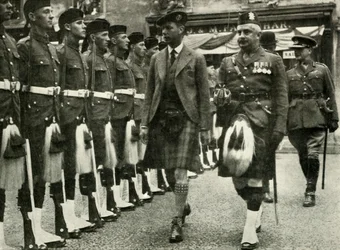 Seine Majestät inspiziert die Ehrenwache der Black Watch in Perth im August 1935