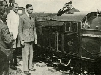 Seine Majestät inspiziert die Miniatureisenbahn in New Romney, Kent, 1926