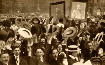 Hoch der Kaiser!: jubelnde Menschenmengen auf den Straßen, Berlin, Deutschland, 4. August 1914, 1933