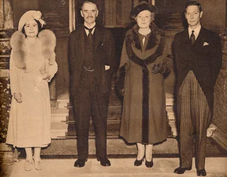 Wieder zu Hause - der König, die Königin, mit Mr. und Mrs. Chamberlain