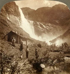 Bescheidenes Berghaus am Fuße der Klippen, wo die Skiaeggedals-Fälle 525 Fuß hinabstürzen, Norwegen