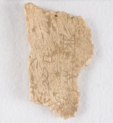 Inschrift auf Knochenfragment, Orakelknochen, Späte Shang-Dynastie, ca. 1300-1050 v. Chr.