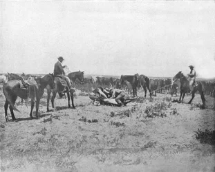 Inspektion eines Brandzeichens auf den Prärien, USA, ca. 1900