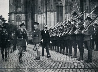 Truppeninspektion am Fuße des Kölner Doms