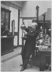 James Dewar, schottischer Chemiker und Physiker in seinem Labor, ca. 1890