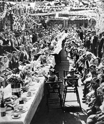 Jubiläumstee-Party für Kinder in der Orville Road, Battersea, London, 1935