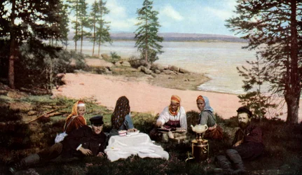 Karelier trinken Tee an einem Fluss, in der Nähe von Archangelsk, Russland, um 1930er Jahre