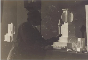 Kasimir Malewitsch in seinem Atelier