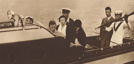 König Edward kehrt von der Insel Rab zu seiner Yacht zurück