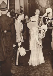König George VI. und Königin Elizabeth verlassen ein Mittagessen zu Ehren der Krönung
