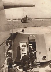 König Georg VI. im Geschützturm der H.M.S Southampton, 1937