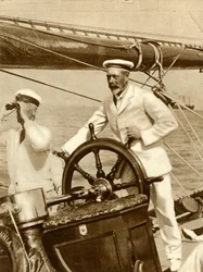 König Georg V. am Steuer seiner Yacht Britannia während der Cowes-Regattawoche, 1924, 1935