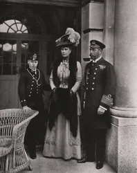 König George und Königin Mary mit ihrem Sohn Prinz Edward, Mai 1910