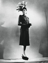 La femme chic, Outfit des französischen Modedesigners Jacques Fath, Paris, Januar 1943