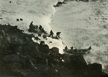 Laden von Vorräten vom Boot an der ersten Landestelle, um 1908, 1909
