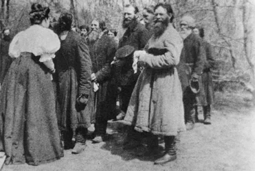Gutsbesitzerin gibt den Ostergruß an ihre Bauern, Russland, 1890er Jahre