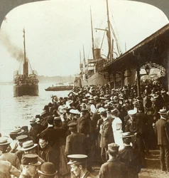 Abschied vom alten Zuhause und Freunden - winkende Auswanderer nach Amerika, Christiania, Norwegen, um 1905