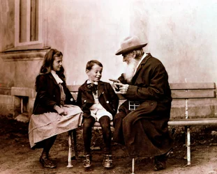 Leo Tolstoi, russischer Schriftsteller, Philosoph und Mystiker, erzählt seinen Enkeln eine Geschichte, ca. 1890-1910