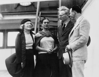Leo Trotzki mit seiner Frau Natalia Sedowa und der mexikanischen Künstlerin Frida Kahlo, 1937