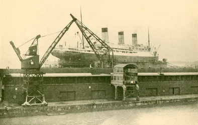 Heben eines majestätischen 56.551-Tonnen-Schiffs im Schwimmdock in Southampton, um 1930