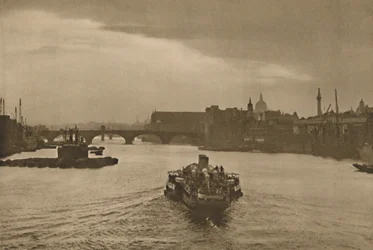 London-Am-Meer: Das tägliche Ausflugsboot fährt bei Sonnenuntergang von Margate zurück, ca. 1935