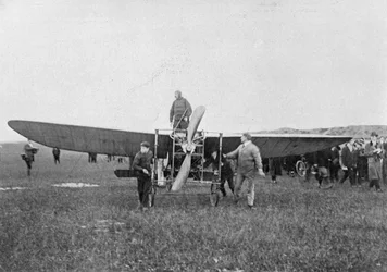 Louis Blériot kurz vor dem ersten erfolgreichen Flug über den Ärmelkanal, 1909