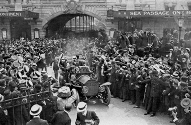 Louis Blériot auf dem Weg zum Savoy Hotel, London, 25. Juli 1909