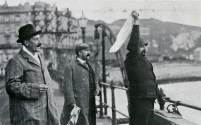 Louis Blériot auf dem Pier in Dover nach seinem Flug über den Ärmelkanal, 25. Juli 1909