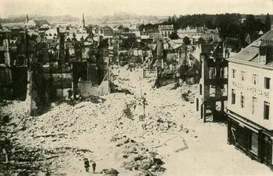 Louvain nach dem deutschen Bombardement: ein Teil der zerstörten Stadt, um 1914, um 1920