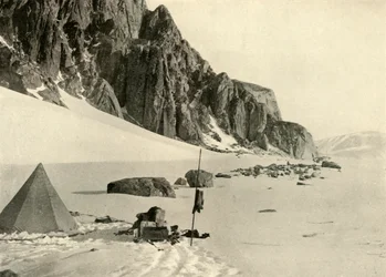 Lower Glacier Depot. Die Vorräte waren im Schnee vergraben