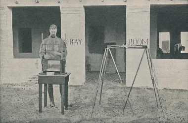 Major Battersby benutzt das Lokalisierungsgerät, ca. 1890, 1910
