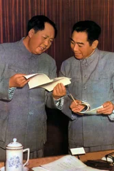 Mao Zedong und Zhou Enlai, chinesische kommunistische Führer, um 1950er Jahre