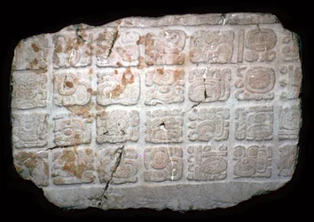 Maya-Hieroglyphen auf einem Teil eines Türsturzes, 7. Jahrhundert